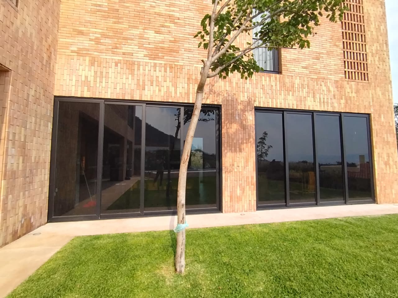 Fachada moderna con ventanales de piso a techo