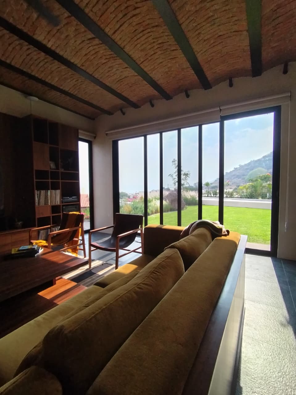 Sala con ventanales panorámicos y techo de bóveda