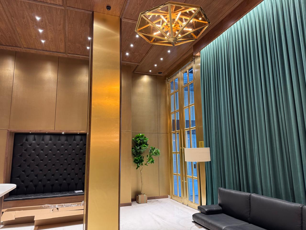 Interior de lobby con ventanal y cortinas elegantes