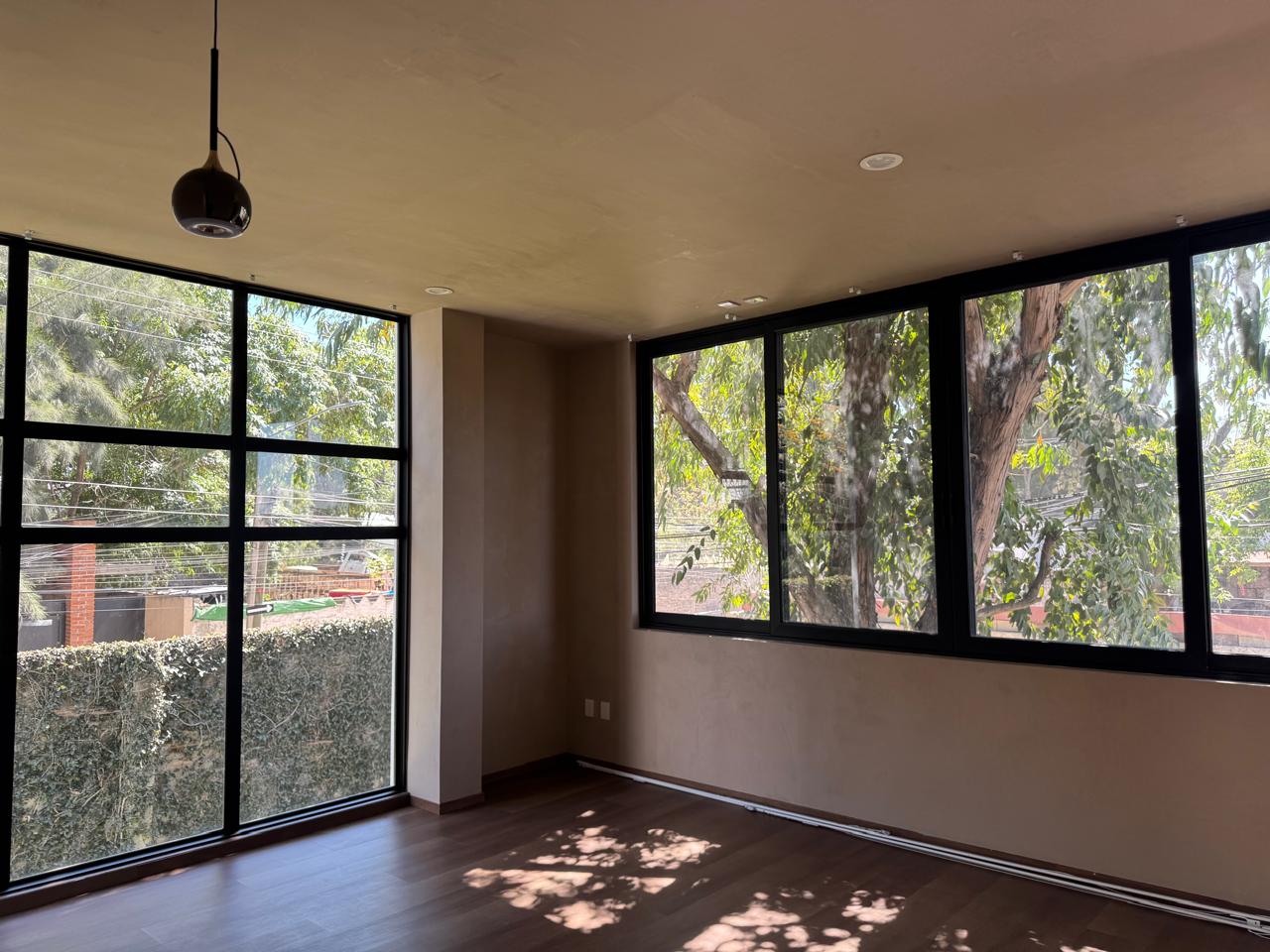 Habitación con ventanas de esquina de piso a techo