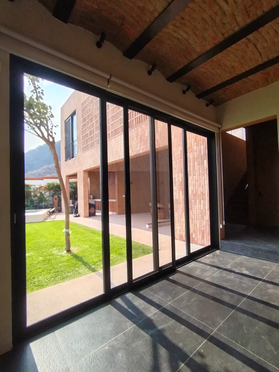 Puerta corrediza de vidrio con vista a patio interior